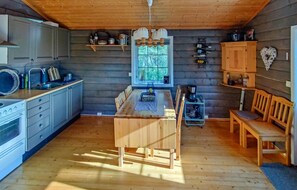 Kühlschrank, Ofen, Herdplatte, Wasserkocher mit Kaffee-/Teezubehör