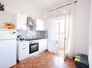 Réfrigérateur, four, plaque de cuisson, cafetière/bouilloire