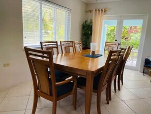 Dining - "Sea Blue" - a beachfront paradise (Spanish Wells)