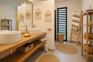 Douche, sèche-cheveux, serviettes fournies, savon