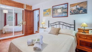 4 chambres, fer et planche à repasser, lit parapluie, Wi-Fi