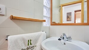 Shower, hair dryer - La Casa del Naturalista  El Bosque by Ruralidays (Cádiz)