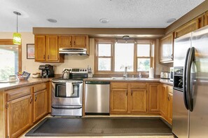Fridge, microwave, oven, stovetop - Après 4 All | Game Room, Hot Tub, Walkable (Ellicottville)