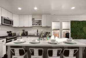 Een koelkast, een magnetron, een oven, een kookplaat