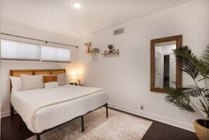 5 bedrooms, desk, iron/ironing board, travel cot - Private 5BR: Hot Tub + FirePit, Workspace + Parking, Mins to LAX, SoFi, Beach (Hawthorne)