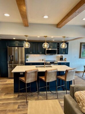 Réfrigérateur, four à micro-ondes, un four, surface de cuisson