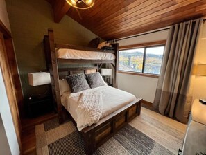 2 chambres, coffres-forts dans les chambres, fer et planche à repasser