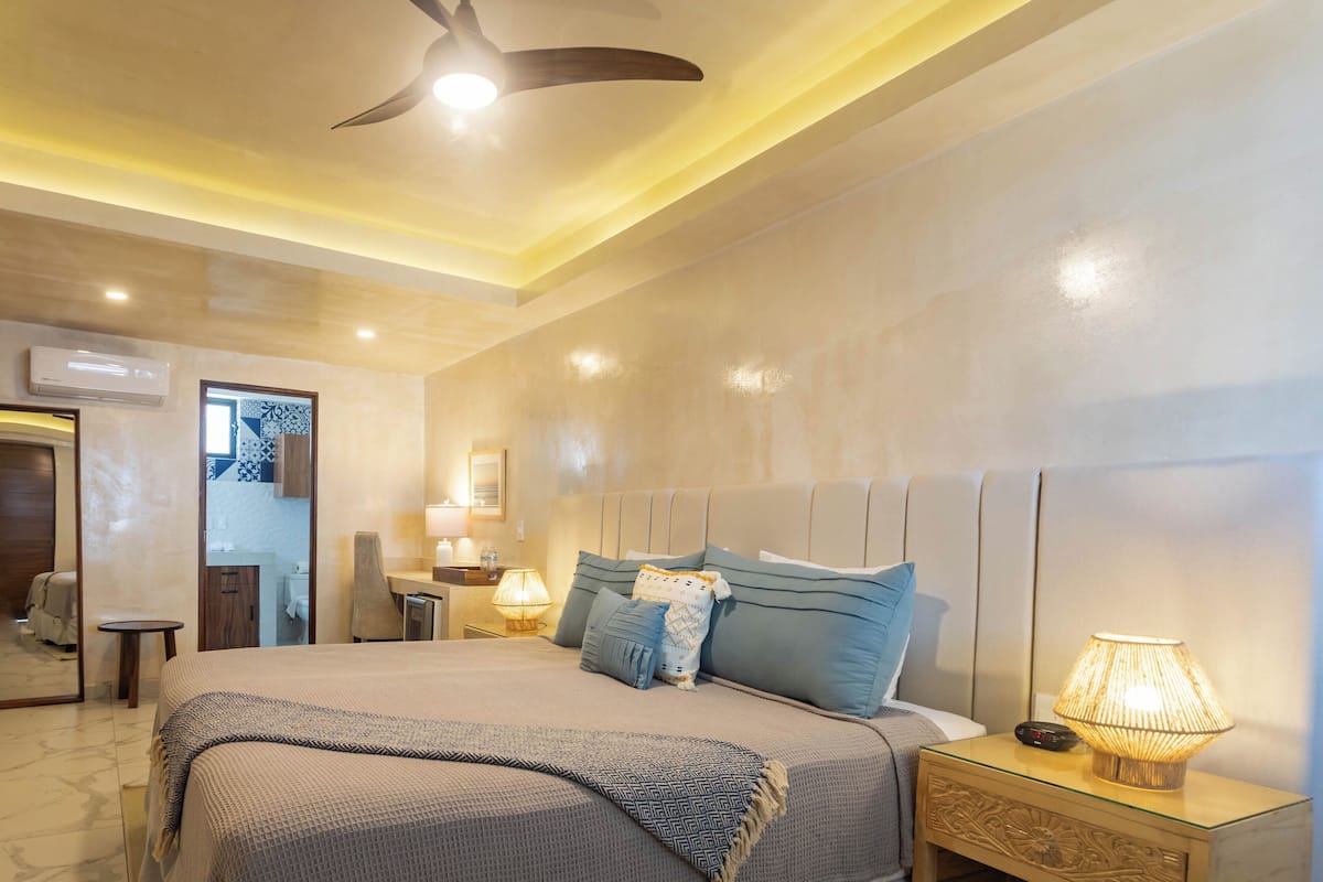 Coastal Charm - Standard Room | Draps en coton égyptien, literie de qualité supérieure, surmatelas