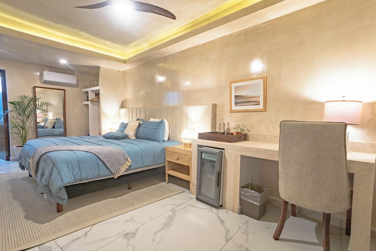 Ocean Breeze - Standard King Room | Draps en coton égyptien, literie de qualité supérieure, surmatelas