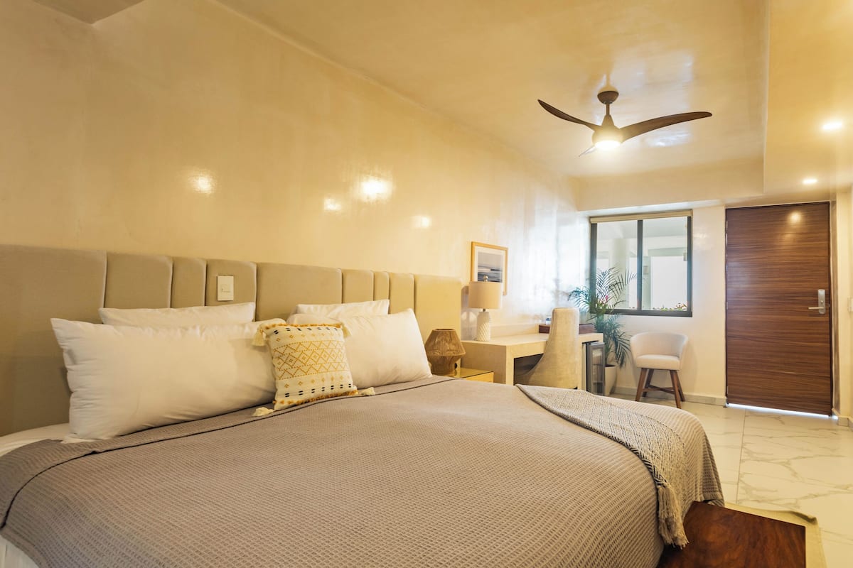 Sunset Serenade - Standard Room | Draps en coton égyptien, literie de qualité supérieure, surmatelas
