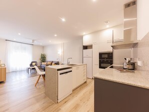 Fridge, microwave, oven, dishwasher - Ciutadans Penthouse - Holiday Apartment in Girona | Bravissimo (Girona)