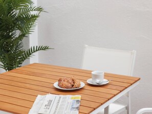 Outdoor dining - Figuerola - Holiday Apartment Rental in Girona | Bravissimo (Girona)