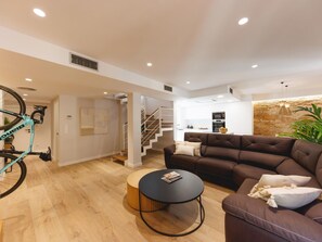 Living area - Cort Reial Duplex - Holiday Apartment Rental Girona | Bravissimo (Girona)
