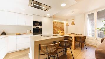 Een koelkast, een magnetron, een oven, een vaatwasser