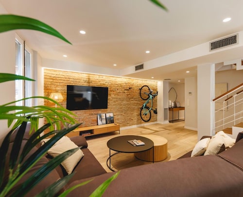 Cort Reial Duplex - Holiday Apartment Rental Girona | Bravissimo