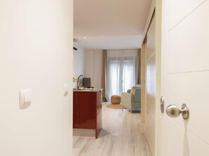 Interior - Plaça Catalunya Studio - Holiday Apartment in Girona | Bravissimo (Girona)