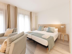 1 bedroom, iron/ironing board, Internet, bed sheets - Plaça Catalunya Studio - Holiday Apartment in Girona | Bravissimo (Girona)