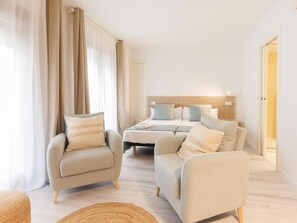 1 bedroom, iron/ironing board, internet, bed sheets - Plaça Catalunya Studio - Holiday Apartment in Girona | Bravissimo (Girona)