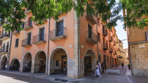 Une rangée de bâtiments traditionnels dotés d’entrées en arc de cercle et de balcons.