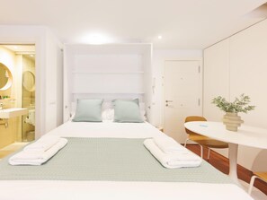 1 habitación, escritorio, tabla de planchar con plancha y internet 