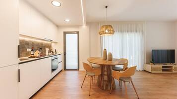Fridge, oven, dishwasher, coffee/tea maker