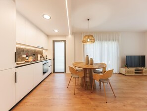 Fridge, oven, dishwasher, coffee/tea maker - Devesa - Holiday Apartment Rental in Girona | Bravissimo (Girona)