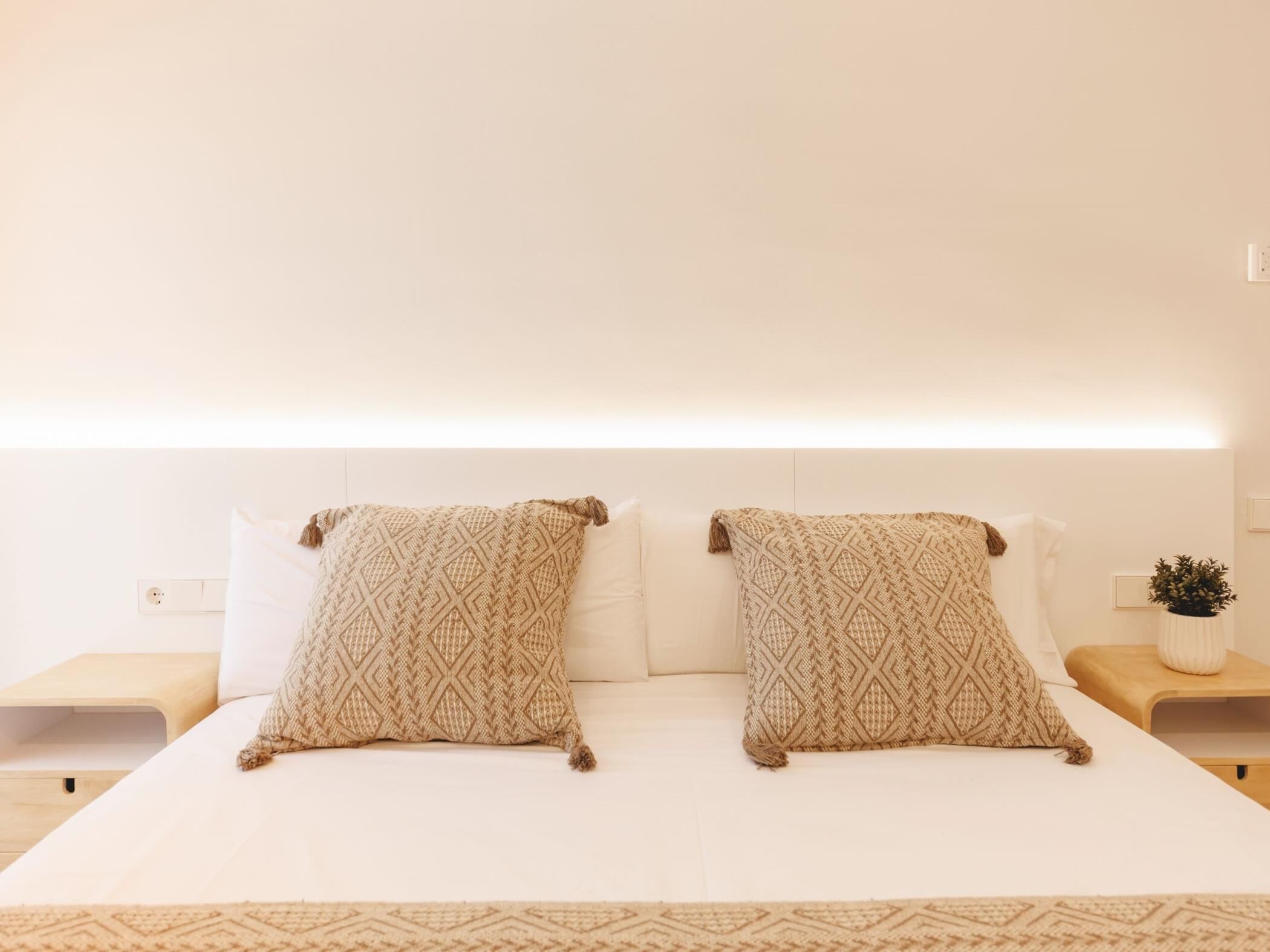 3 bedrooms, iron/ironing board, internet, bed sheets