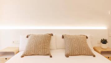 3 bedrooms, iron/ironing board, internet, bed sheets