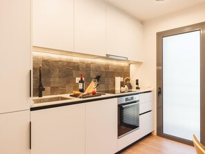 Kylskåp, ugn, diskmaskin och kaffe- och tebryggare