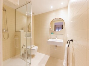 Douche, sèche-cheveux, serviettes fournies