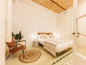 3 soverom, strykejern/-brett, internettilgang og sengetøy