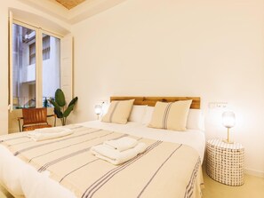 3 bedrooms, iron/ironing board, internet, bed sheets - Mercaders 3-1-1 - Holiday Apartment Rental Girona | Bravissimo (Girona)