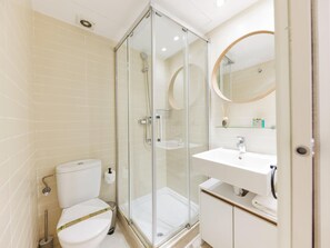 Dusche, Haartrockner, Handtücher