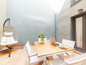 Outdoor dining - Plaça Catalunya Terrace - Holiday Apartment Girona | Bravissimo (Girona)