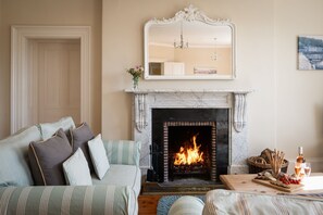 Interior - Little Oak - a house that sleeps 6 guests in 3 bedrooms (Holbeton)