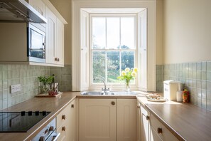 Fridge, microwave, oven, stovetop - Little Oak - a house that sleeps 6 guests in 3 bedrooms (Holbeton)