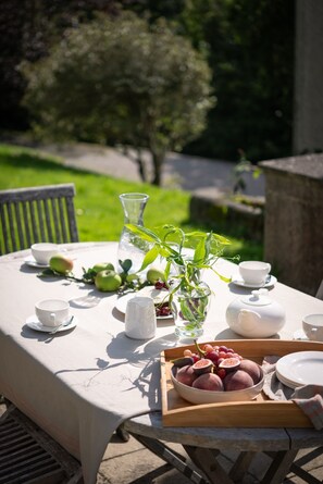 Outdoor dining - Little Oak - a house that sleeps 6 guests in 3 bedrooms (Holbeton)