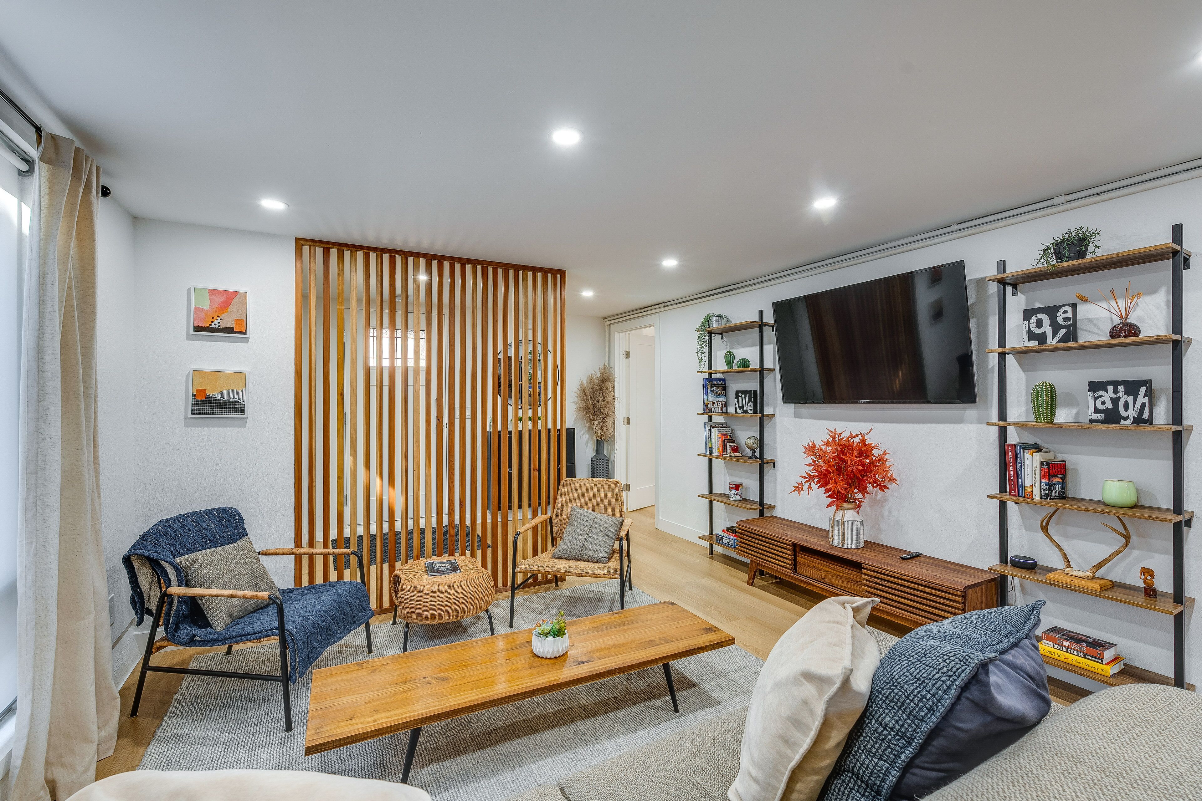 Sleek Sacramento Apt < 2 Mi to Downtown!
