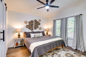 2 bedrooms, travel cot, Internet, bed sheets