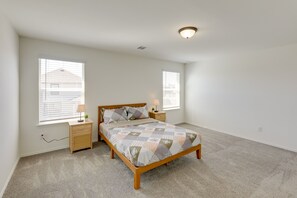 4 bedrooms, desk, iron/ironing board, WiFi - Manor Vacation Rental w/ Yard: 17 Mi to Austin! (Manor)