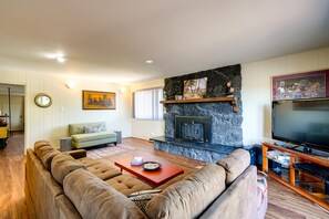 TV, books - Vallejo Vacation Rental Close to Wine & Outdoors (Vallejo)
