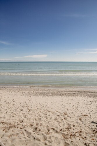 Cozy Lake Michigan Beach Home for 6: kayaks, games, PS5, foosball, volleyball