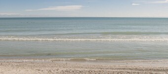 Cozy Lake Michigan Beach Home for 6: kayaks, games, PS5, fussball, volleyball