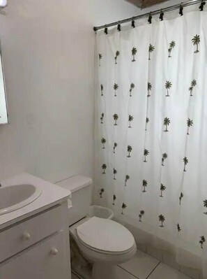 Bathroom - Bougainvillea, Harbourside, Minutes from the Beach (Spanish Wells)