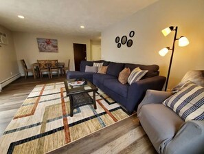 Living area - Penthouse Suite near Boston +Free Parking (Somerville)