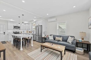 Smart TV - Townhouse in Downtown Gloucester #1
 (Gloucester)