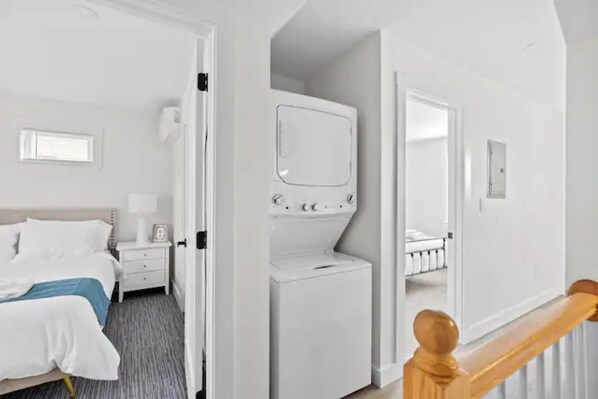 3 bedrooms, desk, iron/ironing board, free WiFi