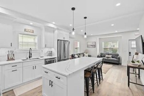 Fridge, microwave, oven, stovetop - Townhouse in Downtown Gloucester #2 (Gloucester)