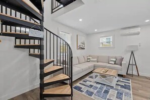 Living area - Loft Townhouse in Downtown Gloucester #3 (Gloucester)