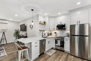 Private kitchen - Loft Townhouse in Downtown Gloucester #3 (Gloucester)